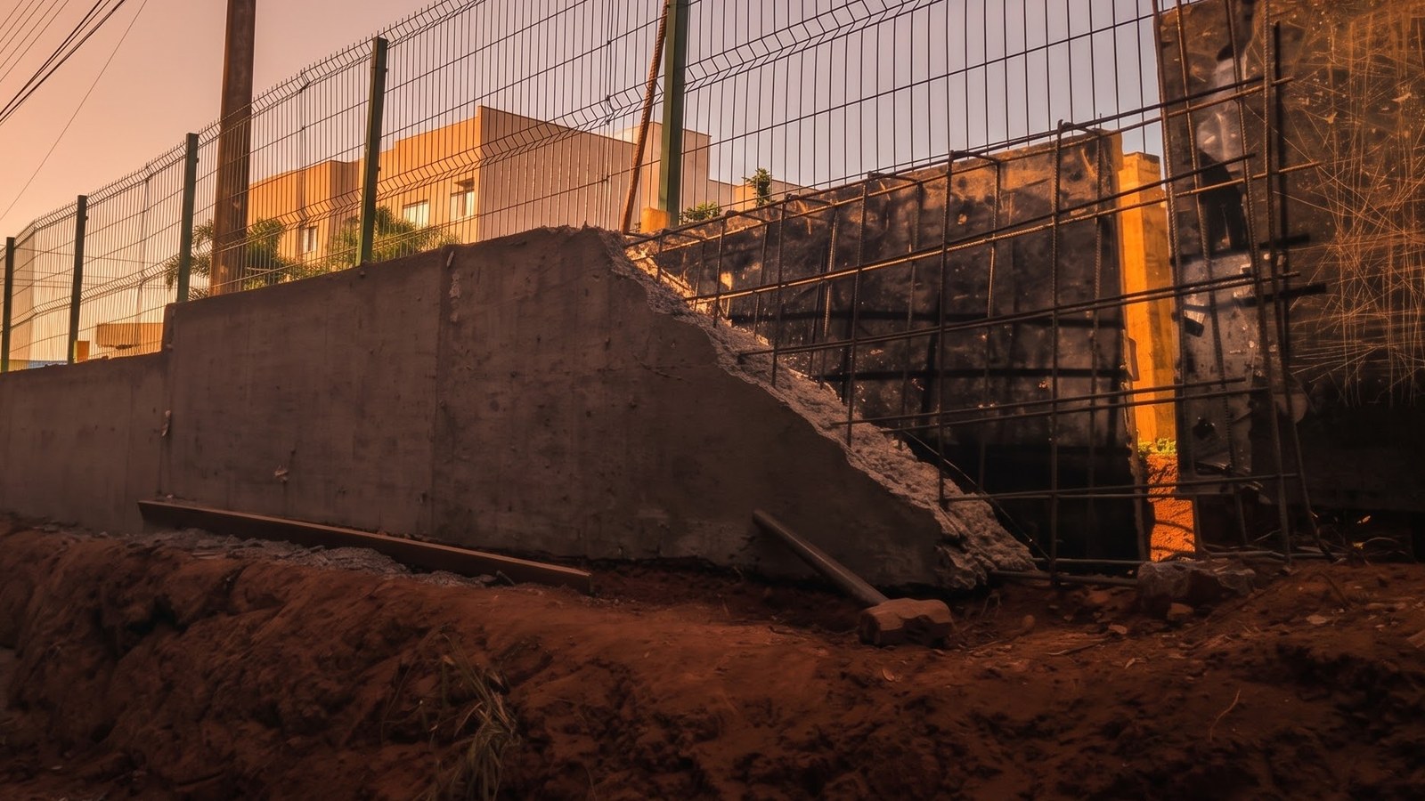 Viga de contenção em concreto armado em execução, com a armadura do trecho seguinte